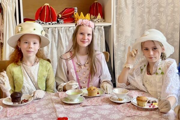 kindergeburtstag schloss ahrensburg 3 damen tafel